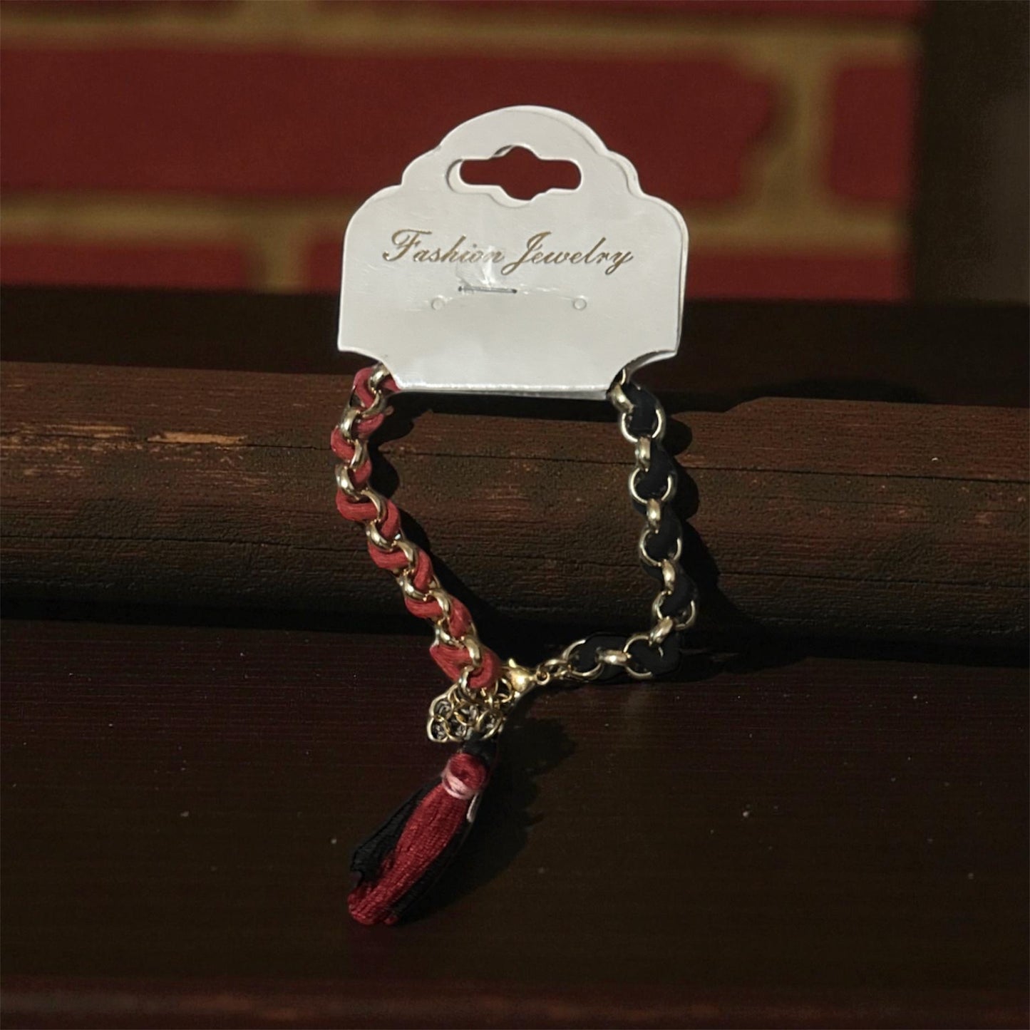 Модерна плетена гривна с ресни – златисто-бордо