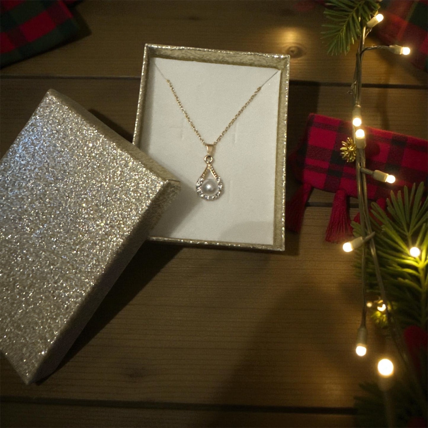 Колие с естествена перла – перфектен коледен подарък в кутия