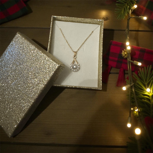 Колие с естествена перла – перфектен коледен подарък в кутия