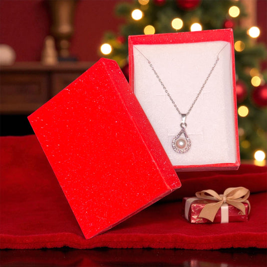 . „Червена страст: колие в бархатна кутия